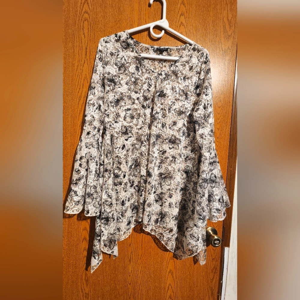Dor Dor Couture Large 3/4 puff sleeve blouse.  Brand new, never worn